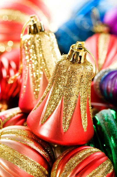 Kleurrijke Kerstdecoratie op een glanzende achtergrond — Stockfoto