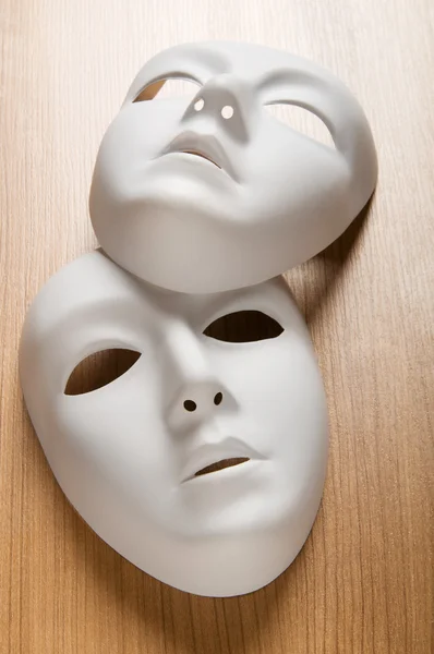 白いプラスチックマスクと劇場のコンセプト — ストック写真