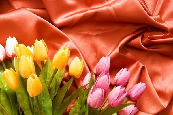 Många Blommor Den Röda Satin Bakgrunden — Stockfoto