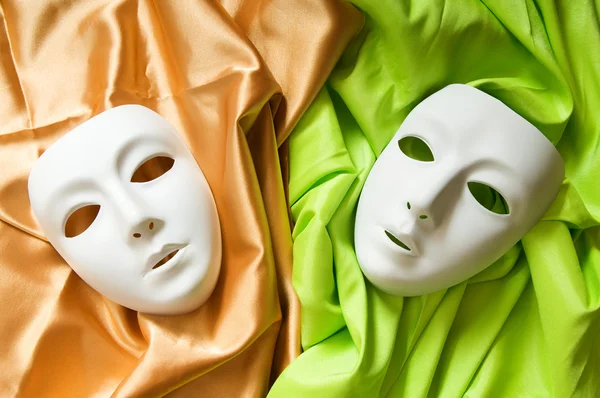 Концепция театра с белыми пластиковыми масками — стоковое фото