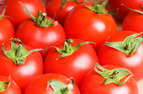 Tomates vermelhos dispostos no stand do mercado — Fotografia de Stock