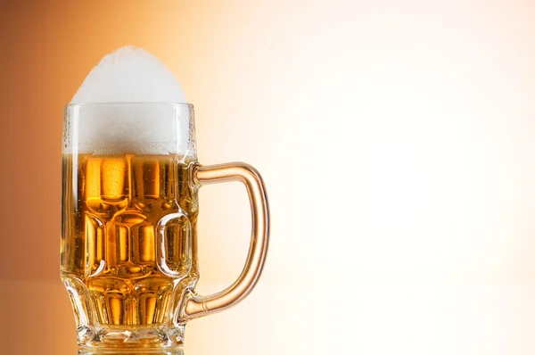 Copos Cerveja Contra Fundo Gradiente Colorido — Fotografia de Stock