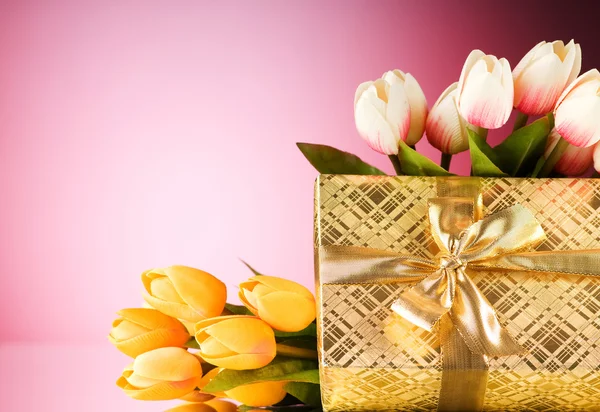 Kutlama Kavramı Hediye Kutusu Lale Çiçek — Stok fotoğraf