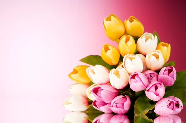 Kytice Barevných Tulipánů Stole — Stock fotografie