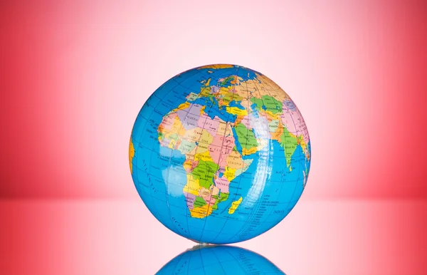 Globalisering Concept Globe Tegen Kleurrijke Achtergrond Met Kleurovergang — Stockfoto