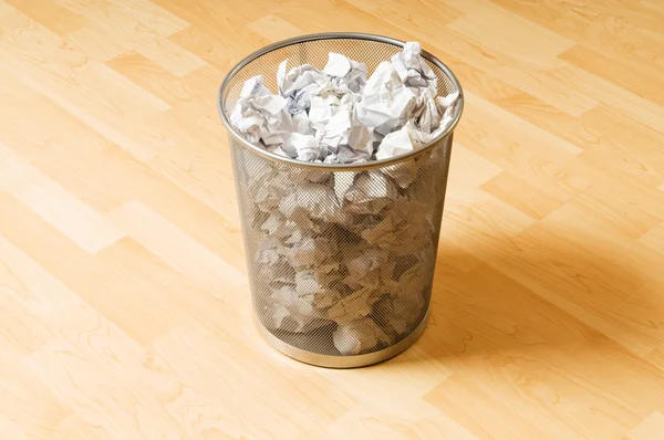 Caixote Lixo Com Resíduos Papel Isolados Branco — Fotografia de Stock