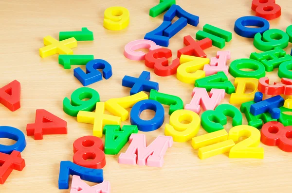 Niños letras y dígitos sobre la mesa — Foto de Stock