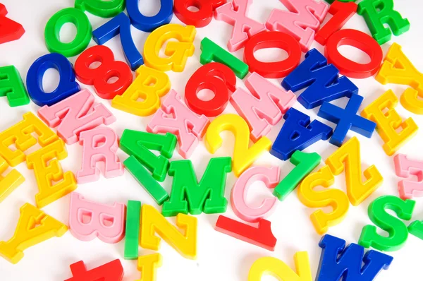 A gyermekek betűket és számokat az asztalra — Stock Fotó