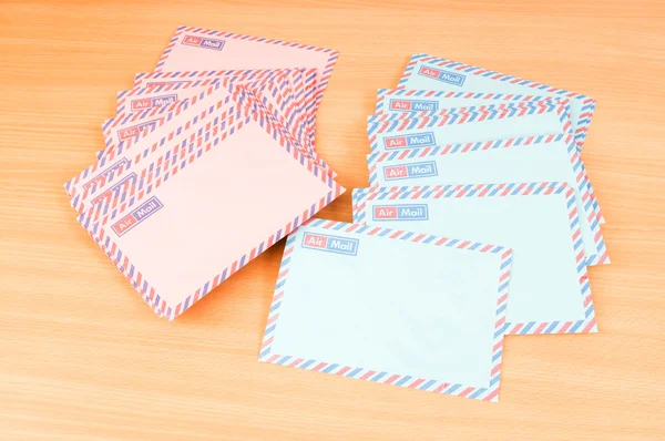 Concepto de correo con muchos sobres sobre la mesa —  Fotos de Stock