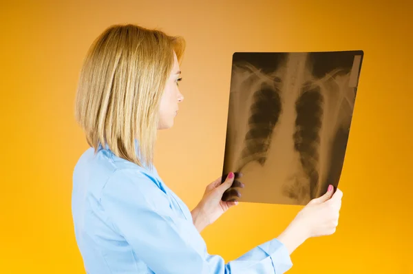Médecin Féminin Soigneusement Radiographie Patient — Photo