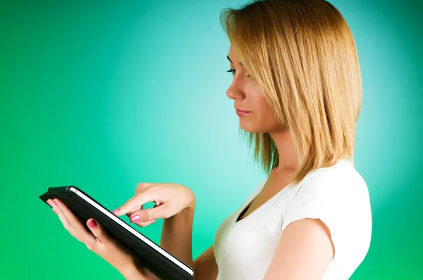 Mädchen Arbeitet Mit Dem Tragbaren Tablet Computer — Stockfoto