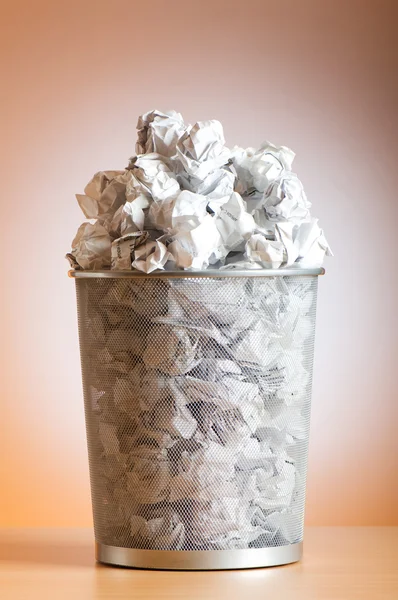 Mülleimer Mit Papiermüll Isoliert Auf Weiß — Stockfoto