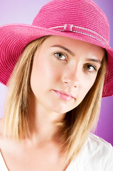 Молодая Девушка Пляжной Шляпе Фоне Градиента — стоковое фото