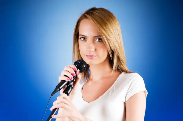 Fata Cântând Microfon Fundal Gradient — Fotografie, imagine de stoc