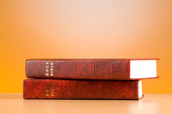 Bibeln Böcker Mot Färgglada Lutning Bakgrund — Stockfoto