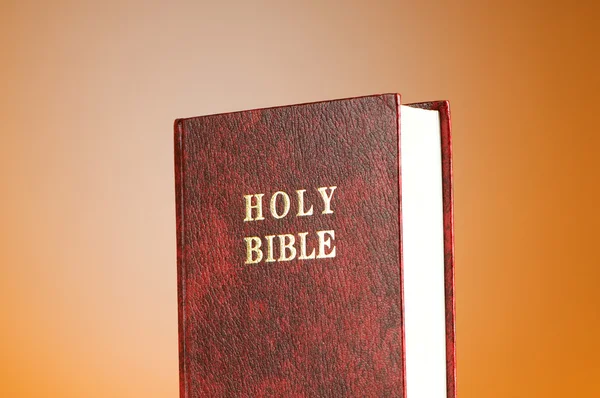 Libros de la Biblia contra el fondo de degradado colorido — Foto de Stock