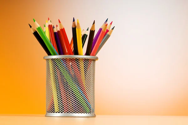Reeks van kleurrijke potloden in de houder — Stockfoto