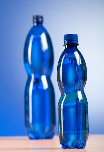 Бутылка Воды Цветном Градиентном Фоне — стоковое фото