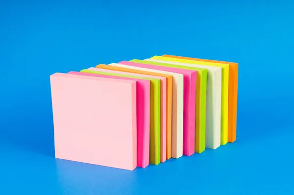 Colorful reminder notes on the color background — Stock Photo, Image