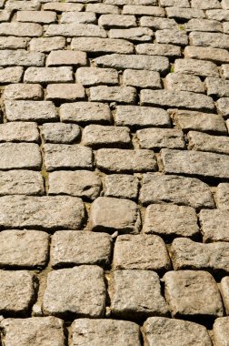 Arnavut kaldırımı taşlarla döşeli eski yol