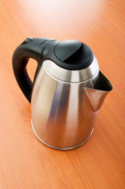 ahşap masa üzerinde parlak çaydanlık