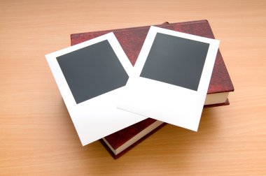 Kitaplar ve ahşap masa boş fotoğraf