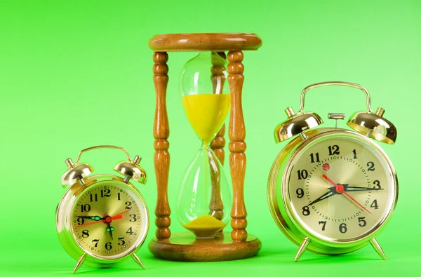 时钟和小时玻璃与时间概念 — 图库照片