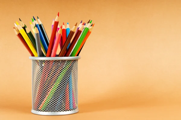 Molte matite colorate sullo sfondo di colore — Foto Stock