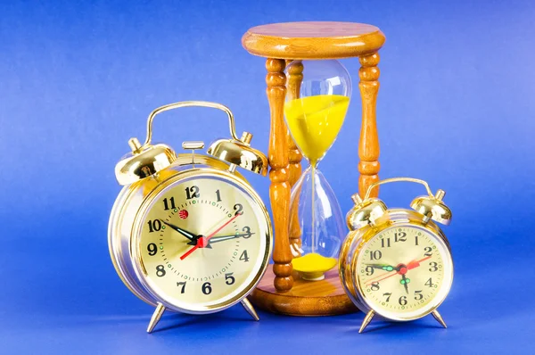 Έννοια του χρόνο με το ρολόι και ώρα γυαλί — Φωτογραφία Αρχείου
