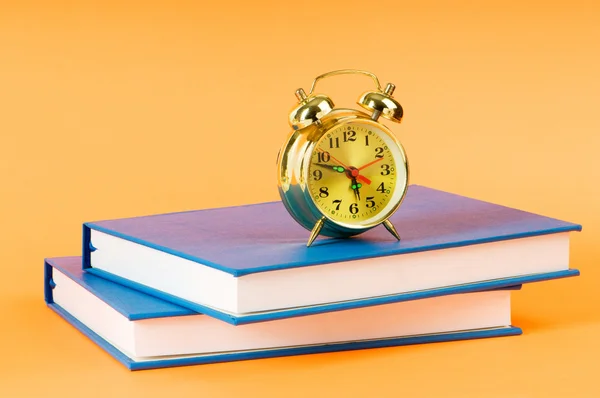 Kitap Saati Ile Okul Kavramı Geri — Stok fotoğraf