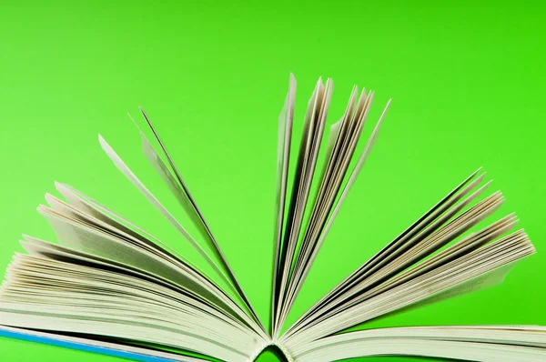 Stapel von Büchern auf dem farbigen Hintergrund — Stockfoto