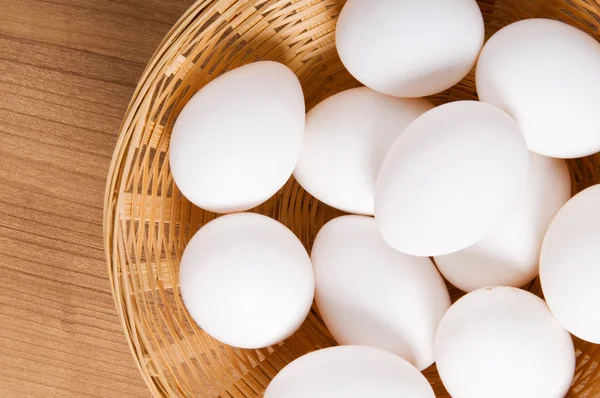 Багато білих яєць на дерев'яному столі — стокове фото