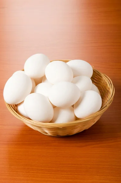 木製のテーブルに多くの白い卵 — ストック写真