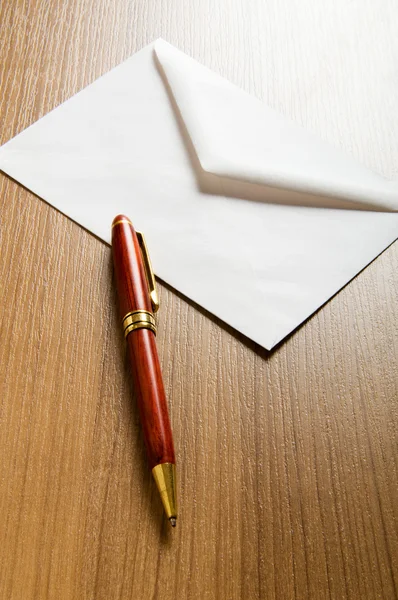 Concept de courrier avec de nombreuses enveloppes sur la table — Photo