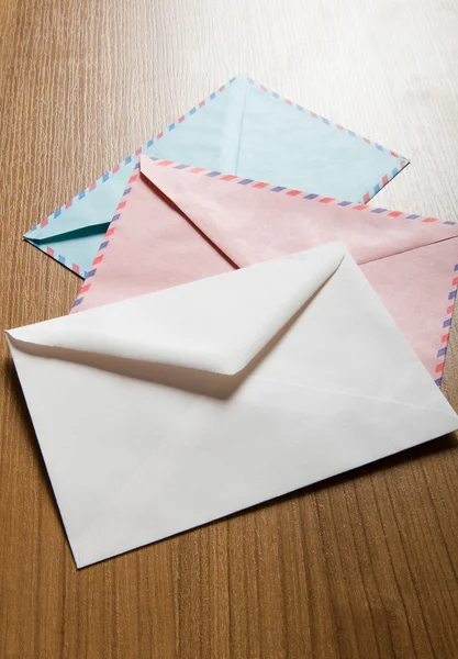 Koncepcja poczty z wielu koperty na stole — Zdjęcie stockowe