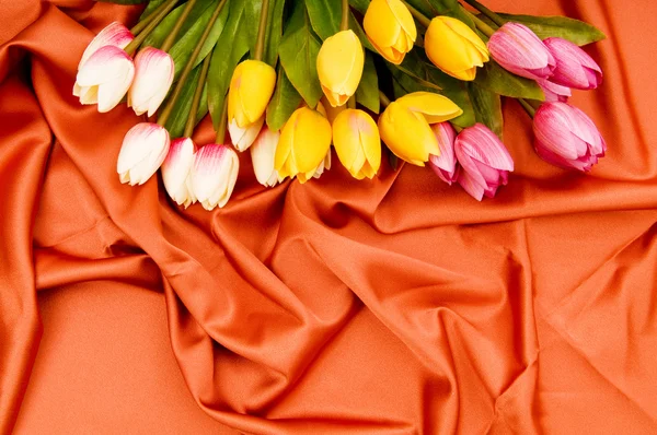 Mnoho Květin Červeném Saténovém Pozadí — Stock fotografie
