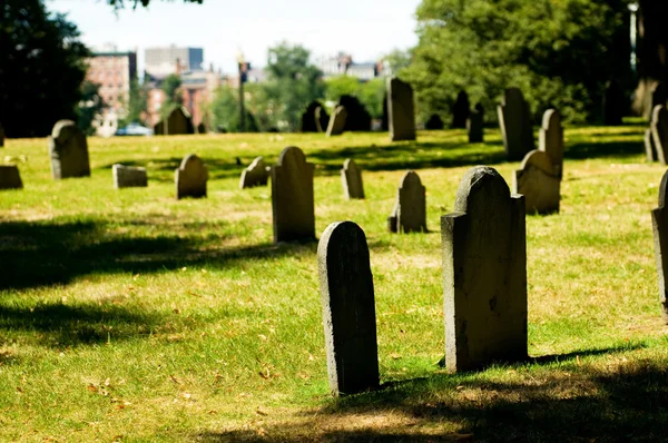 Νεκροταφείο με πολλές επιτύμβιες στήλες, την φωτεινή ημέρα — Φωτογραφία Αρχείου