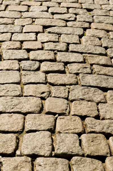 Estrada velha pavimentada com as pedras de calhau — Fotografia de Stock