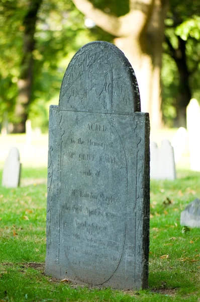 Begraafplaats met vele grafstenen op de heldere dag — Stockfoto