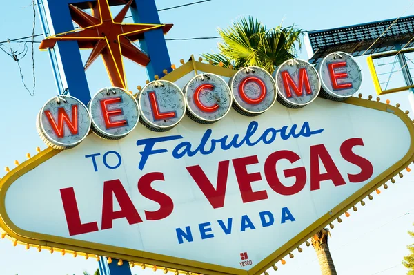 Berühmtes Las Vegas Zeichen an einem sonnigen Tag — Stockfoto
