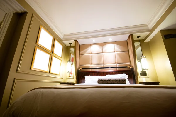 Modern iç mekanda çift kişilik yatak. — Stok fotoğraf