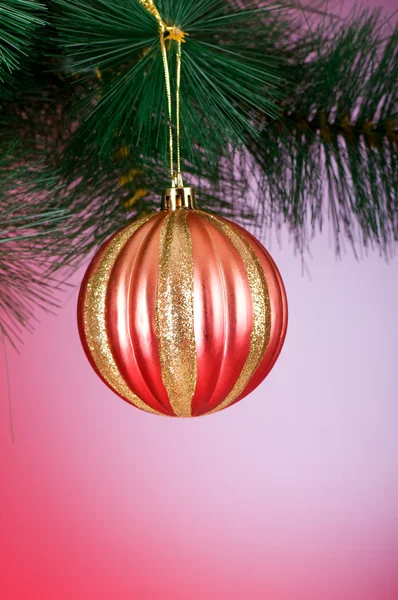 Kerstversiering tegen de kleurrijke achtergrond van het verloop — Stockfoto