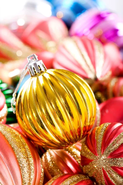 Kleurrijke Kerstdecoratie Een Glanzende Achtergrond — Stockfoto