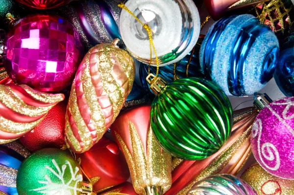 光沢のある背景にカラフルなクリスマスの装飾 — ストック写真