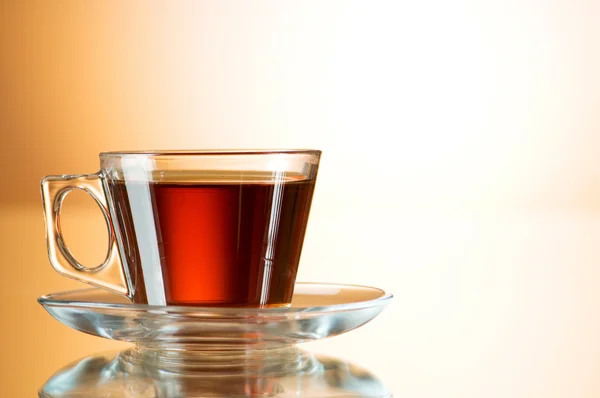 反射表面の紅茶のカップ — ストック写真