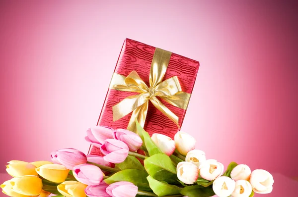 Festkonzept Geschenkbox Und Tulpenblumen — Stockfoto