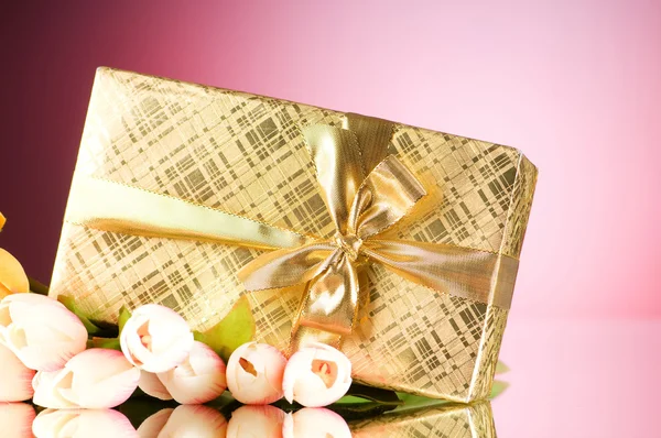 Viering concept - geschenk doos en tulp bloemen — Stockfoto