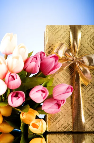 Kutlama Kavramı Hediye Kutusu Lale Çiçek — Stok fotoğraf