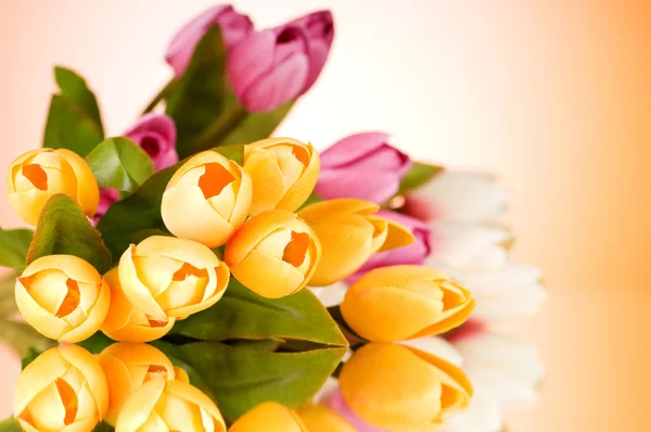 Bukiet Kolorowych Tulipanów Stole — Zdjęcie stockowe