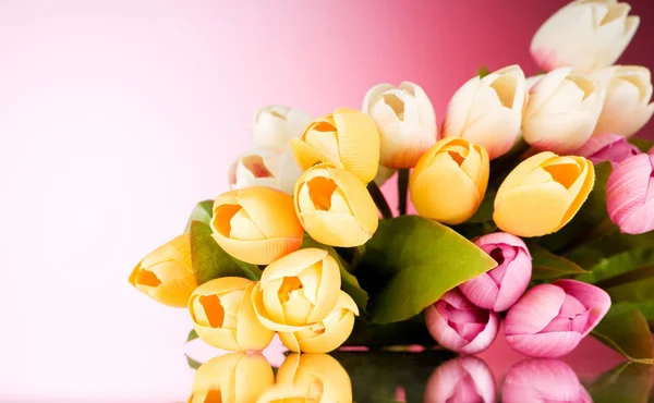 Bouquet Tulipes Colorées Sur Table — Photo